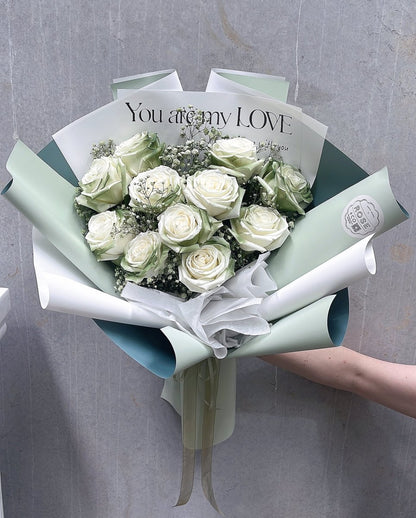 Roses Mix White Baby’s Breath - ROSE &amp; CO