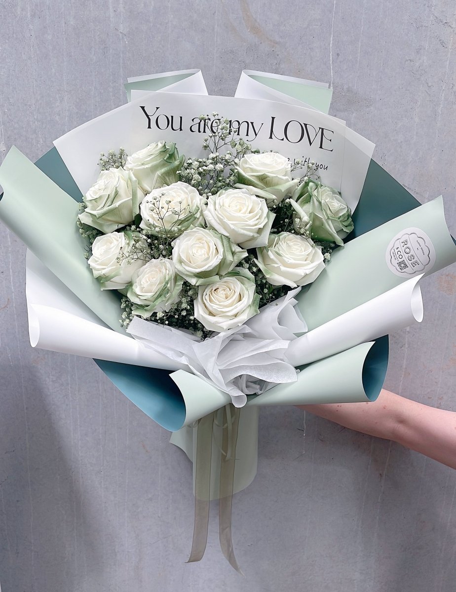 Roses Mix White Baby’s Breath - ROSE &amp; CO