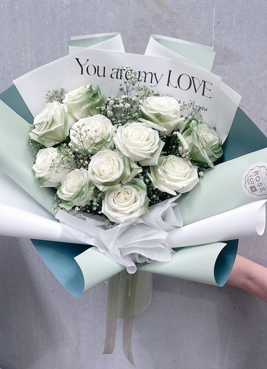 Roses Mix White Baby’s Breath - ROSE &amp; CO