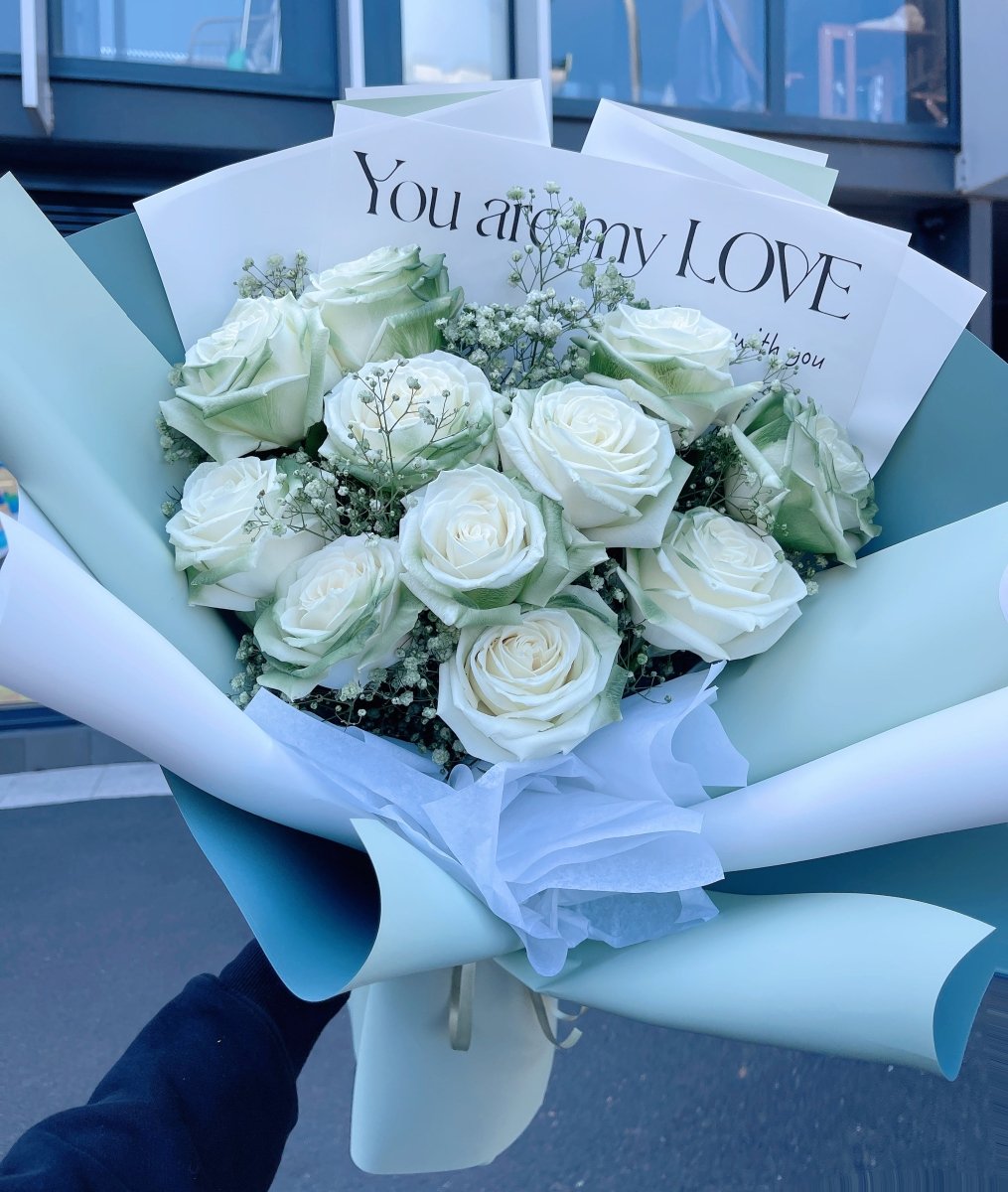 Roses Mix White Baby’s Breath - ROSE &amp; CO